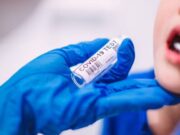 Statul cumpără 70 de milioane de teste rapide de salivă pentru școli