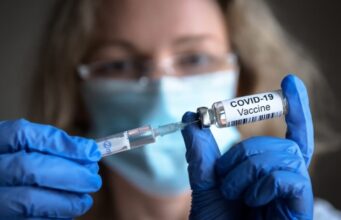 Tot mai multe state iau decizia vaccinării adolescenților împotriva Covid cu o singură doză, nu cu două