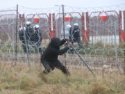 Violențe la granița dintre Polonia și Belarus. Migranții au luat cu asalt punctul de trecere a frontierei și au aruncat cu pietre