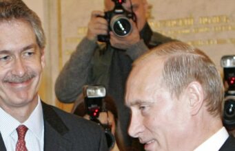 Șeful CIA a avut o convorbire telefonică cu Vladimir Putin, în timpul unei vizite la Moscova. Acesta i-a transmis președintelui rus că SUA monitorizează atent situația de la granița cu Ucraina și că sunt îngrijorate de mobilizările de trupe