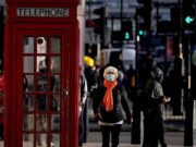 Marea Britanie. Premierul Johnson confirmă primul deces cu Omicron. Avertizează că tulpina “se răspândește fenomenal” și a ajuns la o pondere de 40% a cazurilor din Londra