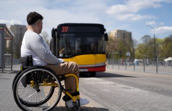 Persoanele cu handicap grav și accentuat vor beneficia de transport interurban gratuit