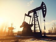 Prețul petrolului a urcat cu peste un dolar pe baril joi, pe fondul incertitudinilor privind livrările din Libia și Irak