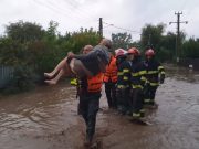 Guvernul alocă încă 15.000 de lei pentru familiile afectate de inundații. Boloș: „Vom aloca suplimentar 35 de milioane de lei din Fondul de rezervă bugetară”