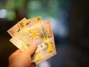 Proiectul de lege pentru introducerea salariului minim european iniţiat de Guvern a fost adoptat luni de Senat. Cu cât ar urma să crească salariul minim brut