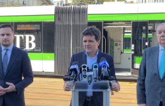 Nicușor Dan a anunțat că va ieși pe traseu cel de-al 100-lea tramvai din lotul de 100 pe care compania Astra Arad le-a furnizat către București