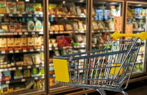Marile rețele comerciale resping plafonarea adaosului la alimentele de bază