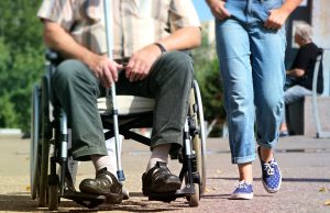 Familiile sau reprezentanţii legali ai persoanelor cu handicap accentuat vor fi scutite de plata chiriei
