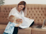 Noi reglementări pentru asistenții maternali. Trebuie să fie absolvenți de liceu sau învățământ profesional și vor fi evaluați la fiecare doi ani