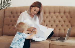 Noi reglementări pentru asistenții maternali. Trebuie să fie absolvenți de liceu sau învățământ profesional și vor fi evaluați la fiecare doi ani