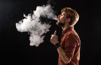 UE pregătește interzicerea fumatului în mai multe spații publice. Ce locuri sunt vizate
